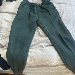 Women’s Nike tech  Green Joggers
NWT